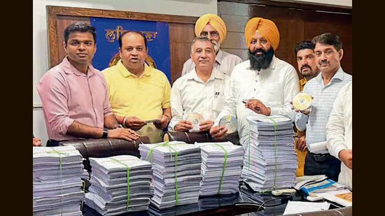 Deputy commissioner Himanshu Jain (extreme left) meets political parties’ representatives in Ludhiana on Thursday. (HT)