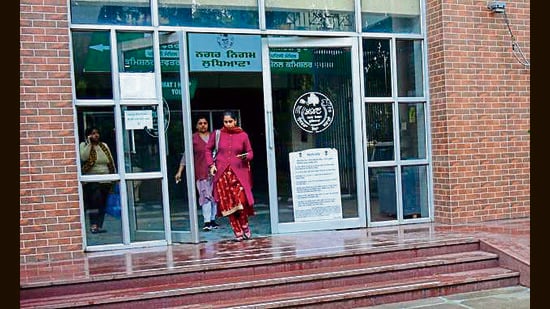The contractual workers have criticised the civic body for not regularising their services and hiring outsourced staff. (HT PHOTO)