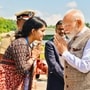 প্রধানমন্ত্রী নরেন্দ্র মোদীর সঙ্গে আইএএস অফিসার বিশাখা যাদব। (ফাইল ছবি, সৌজন্যে এক্স @yadavVish21_IAS)