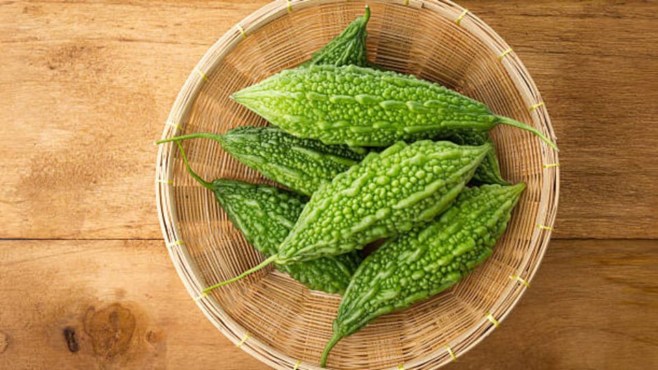 <p>మధుమేహ వ్యాధిగ్రస్తులు కాకరకాయను తినవచ్చని అందరికీ తెలుసు. దీని ప్రత్యేక లక్షణాలలో ఒకటి, ఇందులో విటమిన్ సి పుష్కలంగా ఉండటం. అంతేకాకుండా 100 గ్రాముల కాకరకాయ ఒక రోజుకు అవసరమైన విటమిన్ సి మొత్తాన్ని అందిస్తుంది. అందువల్ల మధుమేహ వ్యాధిగ్రస్తులు తమ ఆహారంలో కాకరకాయను చేర్చుకోవడం మంచిది.</p>