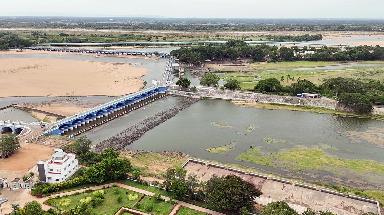 Salem [Tamil Nadu], Jul 06 (ANI): A view of  Mettur Dam as its water storage has fallen has raised concerns over irrigation in the Cauvery Delta, with both Kuruvai and the upcoming Samba cultivation under threat, in Salem on Monday. (ANI Video Grab) (ANI Video Grab)