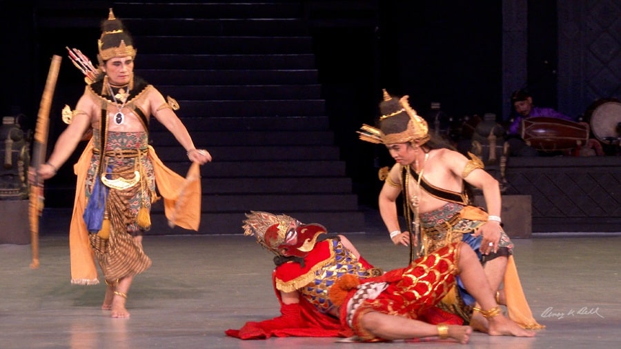 Death of Jatayu (Photograph: Benoy K Behl) Death of Jatayu (Photograph: Benoy K Behl)