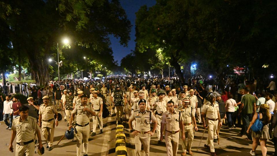 Police personnel deployed at and around Jantar Mantar after the Union minister resigned on Saturday. (Sanchit Khanna/HT Photo)