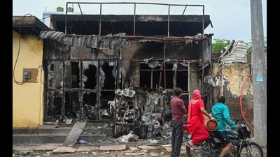 According to police, the fire broke out around 2.30am following a short circuit outside the shop. (Sunil Ghosh/HT PHOTO) According to police, the fire broke out around 2.30am following a short circuit outside the shop. (Sunil Ghosh/HT PHOTO)