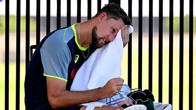 A hot day indeed for Aussie bowlers! (AFP)