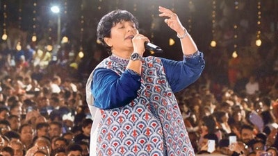నవరాత్రి వేడుకలకు సింగర్ షో- టికెట్ ధర 2 లక్షలు- వ్యాపారంగా మారిన పండుగ- ఫల్లు చాలా కాస్ట్లీ అయ్యావంటూ! నవరాత్రి వేడుకలకు సింగర్ షో- టికెట్ ధర 2 లక్షలు- వ్యాపారంగా మారిన పండుగ- ఫల్లు చాలా కాస్ట్లీ అయ్యావంటూ!
