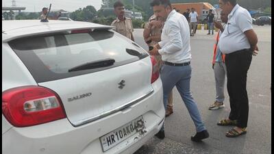 Following this, some drivers were attempting to pass through the toll plaza by tampering with their vehicle number plates to avoid paying toll fees. (HT Photo)