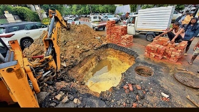 Meanwhile, the portion of the road that caved in at Kitchlu Nagar last week is still under repair. (HT) Meanwhile, the portion of the road that caved in at Kitchlu Nagar last week is still under repair. (HT)