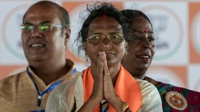 দুই গ্রেফতারিতে খুশি আরজি করে খুন হওয়া চিকিৎসকের মা। দুই গ্রেফতারিতে খুশি আরজি করে খুন হওয়া চিকিৎসকের মা।