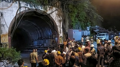 উত্তরাখণ্ডের চামোলি জেলায় নির্মীয়মাণ জলবিদ্যুৎ প্রকল্পের সুড়ঙ্গে ভয়াবহ দুর্ঘটনায় মৃত্যু হল অন্তত সাত শ্রমিকের। (PTI) উত্তরাখণ্ডের চামোলি জেলায় নির্মীয়মাণ জলবিদ্যুৎ প্রকল্পের সুড়ঙ্গে ভয়াবহ দুর্ঘটনায় মৃত্যু হল অন্তত সাত শ্রমিকের। (PTI)