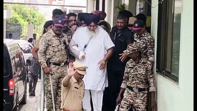 SAD Chief Sukhbir Singh Badal discharged from the private hospital where he was admitted following the attack by 62- year-old Jaspal Singh inside a gurdwara at Namded, in Mumbai on Friday. (HT Photo) SAD Chief Sukhbir Singh Badal discharged from the private hospital where he was admitted following the attack by 62- year-old Jaspal Singh inside a gurdwara at Namded, in Mumbai on Friday. (HT Photo)