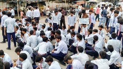 The protesting students on the Buddheshwar-Mohan Road in Lucknow on Friday. (HT)