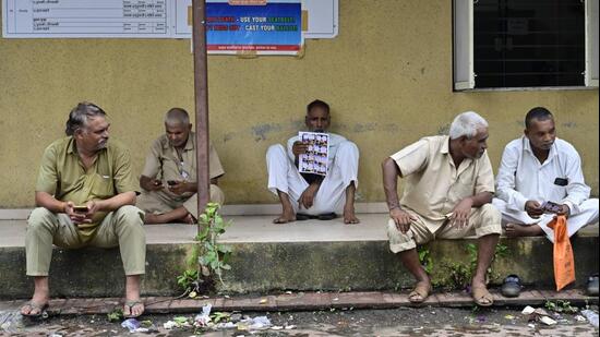 The clarification comes at a time when tens of thousands of auto and taxi drivers are flocking to regional transport offices (RTOs) across the state to appear for Marathi language tests. (Anshuman Poyrekar/HT Photo)
