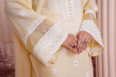 Chikankari kurtis for women that bring Lucknowi craftsmanship to your daily wear (Pexels)