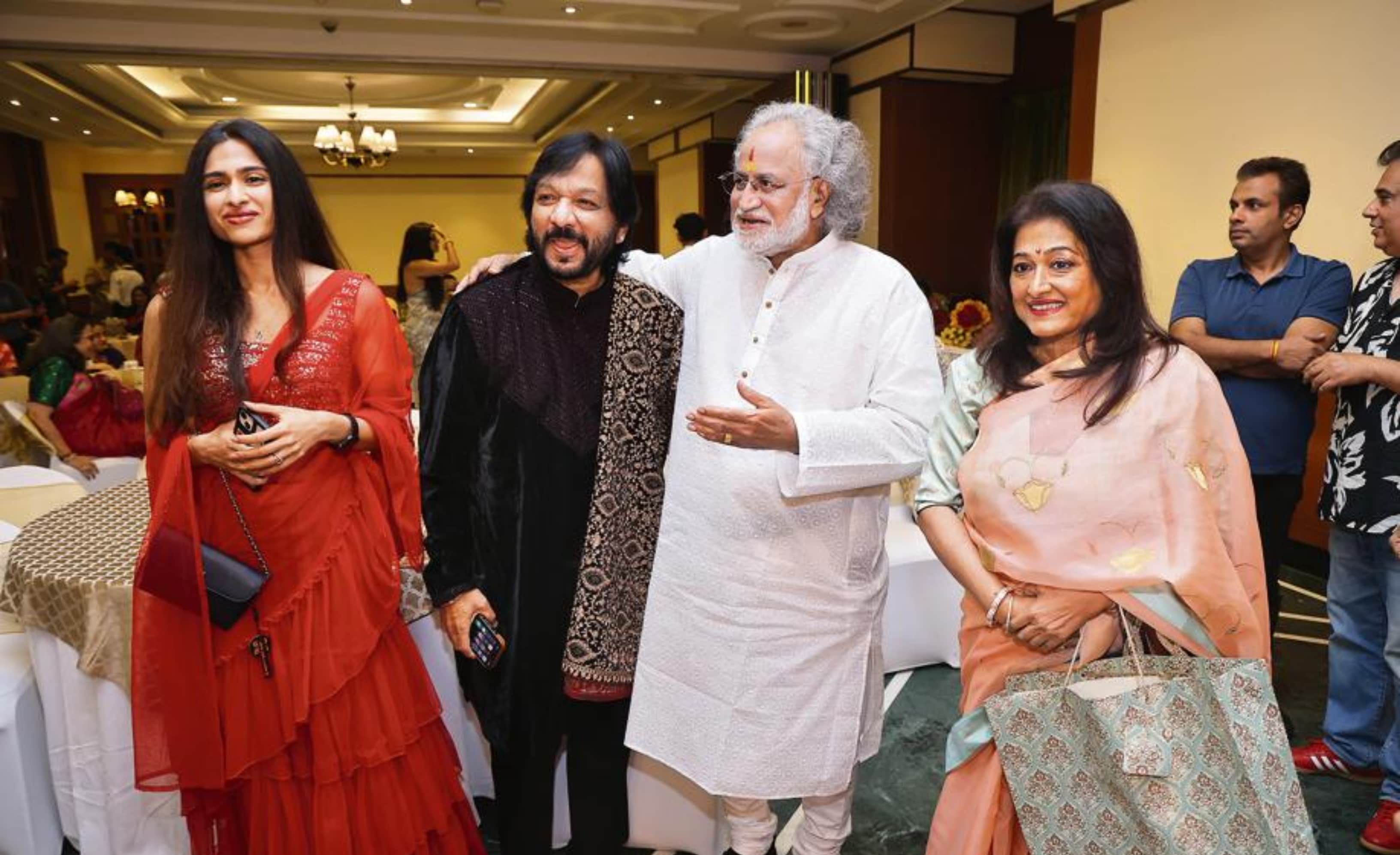 L-R: Reewa Rathod, Roopkumar Rathod, Pandit Vishwa Mohan Bhatt and Sunali Rathod (Photo: Manoj Verma/HT)
