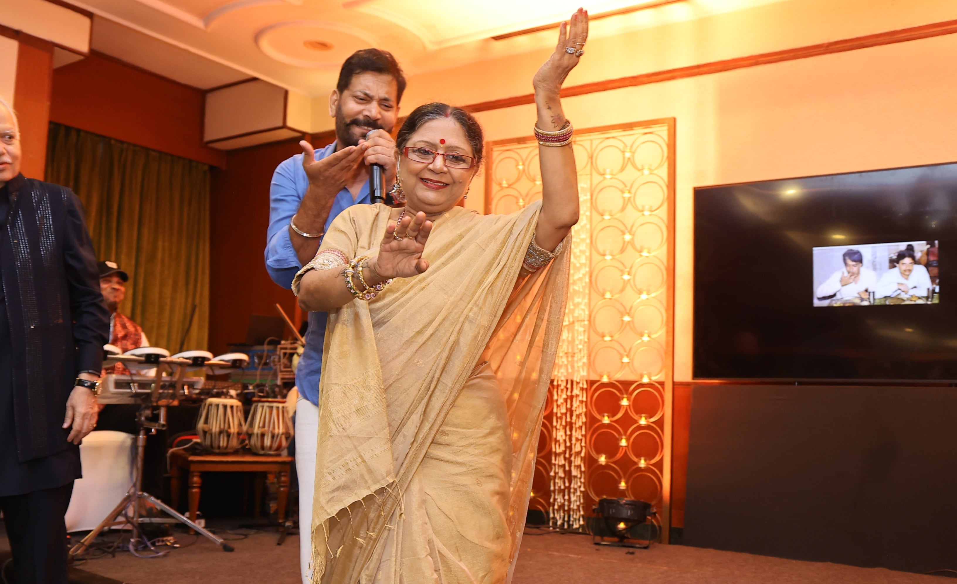 Jasbir Jassi and Kavita Mishra, Pt Sajan Mishra's wife and late Kathak legend Pt Birju Maharaj's daughter (Photo: Manoj Verma/HT)