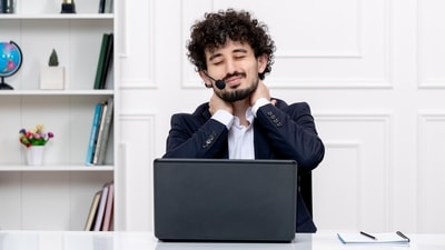Desk workers, take note: this could be the hidden cause of your back and knee pain. (Freepik) Desk workers, take note: this could be the hidden cause of your back and knee pain. (Freepik)