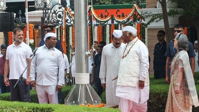স্বাধীনতা দিবসের অনুষ্ঠানে 'বন্দে মাতরম' থামাতে অস্থির সনিয়া গান্ধী? কী সাফাই কংগ্রেসের? (Neeraj)