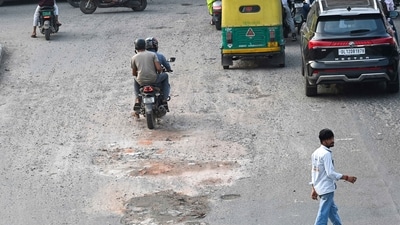 The angle irons loaded on the e-rickshaw fell after overturning, with one piercing the boy’s neck. (Representational/HT Photo/Sanjeev Verma) The angle irons loaded on the e-rickshaw fell after overturning, with one piercing the boy’s neck. (Representational/HT Photo/Sanjeev Verma)