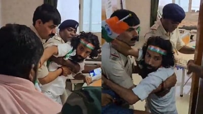 Jharkhand student leader Devendra Nath Mahto scuffles with police as he tries to leave the Sadar hospital in Ranchi on Independence Day. (X/ @DevendraNathMa9)