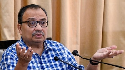 স্বাধীনতা দিবসে তৃণমূলের দুই শিবিরের অনুষ্ঠানে কুণাল ঘোষ, বিস্ফোরক বিধায়ক (PTI) স্বাধীনতা দিবসে তৃণমূলের দুই শিবিরের অনুষ্ঠানে কুণাল ঘোষ, বিস্ফোরক বিধায়ক (PTI)