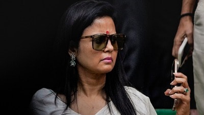 তৃণমূল কংগ্রেস মহুয়া মৈত্র অভিযোগ করলেন, রাতের বেলা কৃষ্ণনগর সার্কিট হাউসের ঘর খালি করার নির্দেশ দেওয়া হয় তাঁকে। (PTI) তৃণমূল কংগ্রেস মহুয়া মৈত্র অভিযোগ করলেন, রাতের বেলা কৃষ্ণনগর সার্কিট হাউসের ঘর খালি করার নির্দেশ দেওয়া হয় তাঁকে। (PTI)