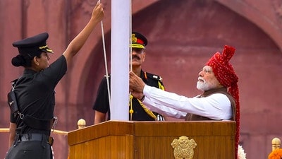 এবার প্রধানমন্ত্রীকে দেখা গেল উজ্জ্বল লাল রঙের টাই-অ্যান্ড-ডাই পাগড়িতে। (@narendramodi) এবার প্রধানমন্ত্রীকে দেখা গেল উজ্জ্বল লাল রঙের টাই-অ্যান্ড-ডাই পাগড়িতে। (@narendramodi)