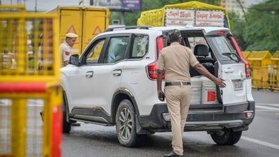 Delhi police stops a vehicle during a security check along a road ahead of India's Independence Day at Delhi Noida Border in New Delhi. (HT Photos) Delhi police stops a vehicle during a security check along a road ahead of India's Independence Day at Delhi Noida Border in New Delhi. (HT Photos)
