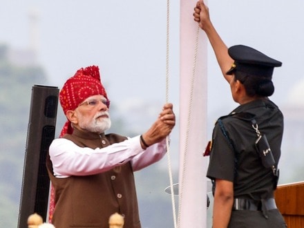 রাজনীতিতে মহিলাদের অংশগ্রহণ আরও বাড়ানোর আহ্বান জানালেন প্রধানমন্ত্রী নরেন্দ্র মোদী।