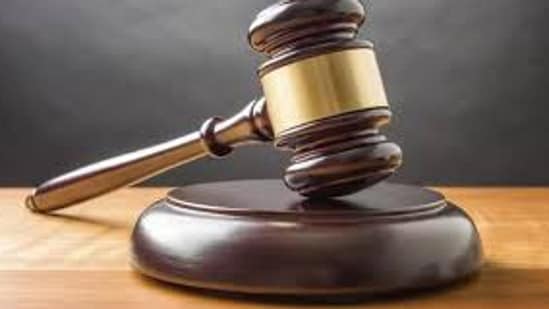 The petition before the High Court centres in part on what the complainant says was the failure of the Lokayukta police to act after he approached the anti corruption agency. (HT_PRINT)