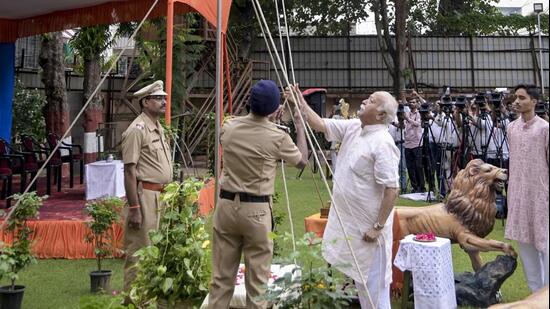 Nagpur: Rashtriya Swayamsevak Sangh (RSS) chief Mohan Bhagwat hoists the national tricolour on the occasion of the 80th Independence Day, at the RSS headquarters, in Nagpur (PTI)