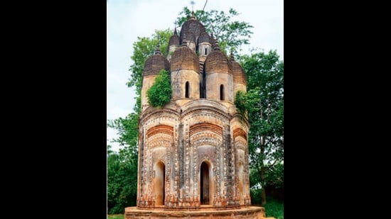 The octagonal pavilion built by the Raha family of textile merchants in Rajogram is one of the best-preserved such monuments in Bankura district. These were structures built to house and showcase deities during festivals.