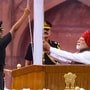এবার প্রধানমন্ত্রীকে দেখা গেল উজ্জ্বল লাল রঙের টাই-অ্যান্ড-ডাই পাগড়িতে। 