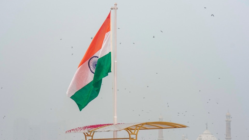 <p>80వ స్వాతంత్య్ర దినోత్సవం నేపథ్యంలో శనివారం ఉదయం దిల్లీ ఎర్రకోటలో ప్రధాన మంత్రి నరేంద్ర మోదీ జాతీయ జెండాను ఆవిష్కరించారు. </p>(PTI)