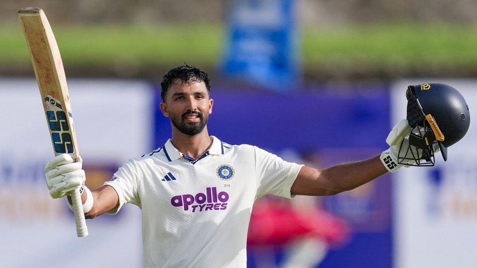 <p>శ్రీలంకతో ఫస్ట్ టెస్టులో కర్ణాటక బ్యాటర్ దేవ్‌ద‌త్ ప‌డిక్క‌ల్‌ సత్తాచాటాడు. 178 బంతుల్లో 131 పరుగులు చేశాడు. ఇందులో 12 ఫోర్లు, ఓ సిక్సర్ ఉన్నాయి. </p>(PTI)