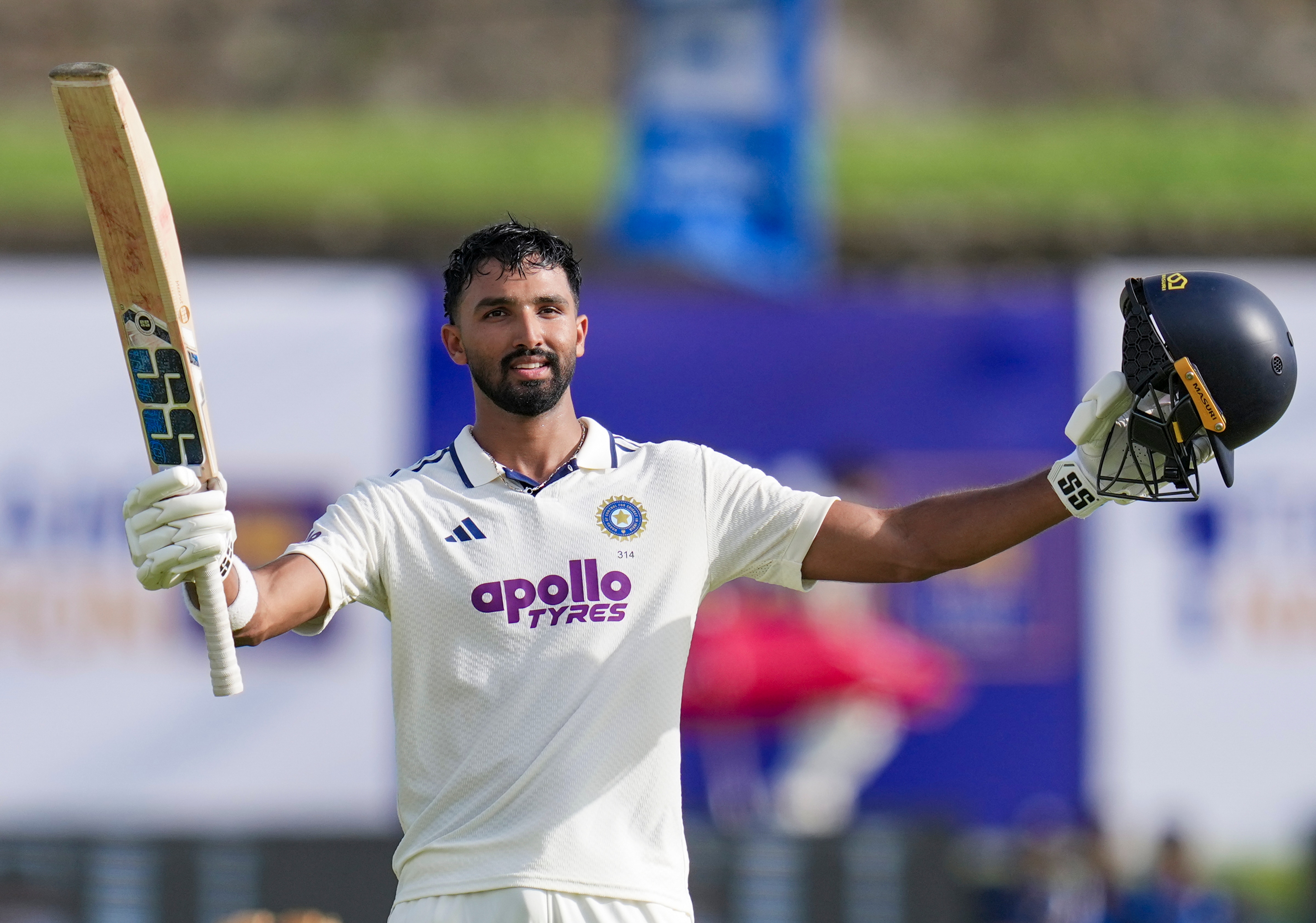 <p>శ్రీలంకతో ఫస్ట్ టెస్టులో కర్ణాటక బ్యాటర్ దేవ్‌ద‌త్ ప‌డిక్క‌ల్‌ సత్తాచాటాడు. 178 బంతుల్లో 131 పరుగులు చేశాడు. ఇందులో 12 ఫోర్లు, ఓ సిక్సర్ ఉన్నాయి. </p>