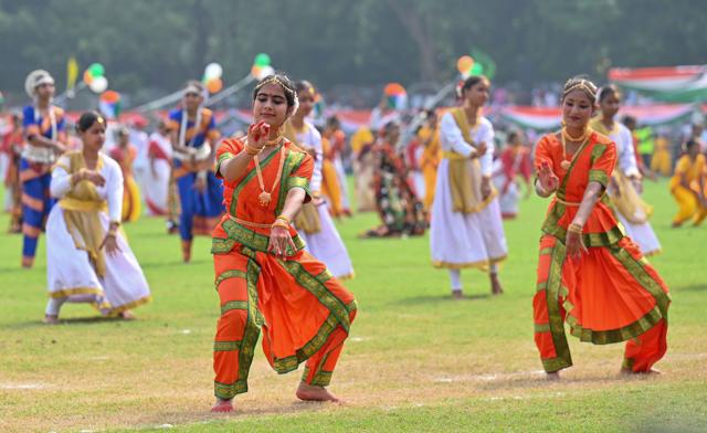 Students perform cultural dance during the 80th Independence Day celebrations at Tau Devi Lal Stadium on Saturday. (Parveen Kumar/HT)