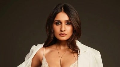 চলন্ত ট্রেনে পোশাক খোলার চেষ্টা, আরপিএফ কর্মীর উপর ব্লেড চালানো! গ্রেফতার বাঙালি নায়িকা অন্তরা চলন্ত ট্রেনে পোশাক খোলার চেষ্টা, আরপিএফ কর্মীর উপর ব্লেড চালানো! গ্রেফতার বাঙালি নায়িকা অন্তরা