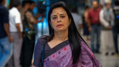 মহুয়ার পাশে দাঁড়িয়েছেন কংগ্রেস নেতা শশী থারুর। মহুয়ার পাশে দাঁড়িয়েছেন কংগ্রেস নেতা শশী থারুর।
