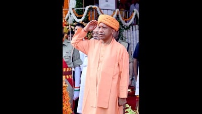 After hoisting the national flag at his official residence (5, Kalidas Marg), he paid tribute to national heroes and brave warriors who laid down their lives for the country. (Ht photo) After hoisting the national flag at his official residence (5, Kalidas Marg), he paid tribute to national heroes and brave warriors who laid down their lives for the country. (Ht photo)