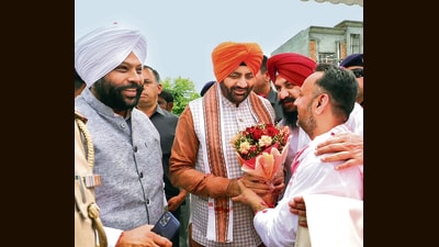 BJP workers welcoming Haryana chief minister Nayab Singh Saini in Amritsar on Sunday. (HT) BJP workers welcoming Haryana chief minister Nayab Singh Saini in Amritsar on Sunday. (HT)