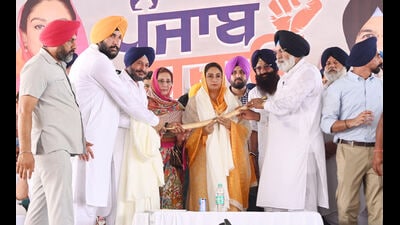 Bathinda MP and senior Shiromani Akali Dal leader Harsimrat Kaur Badal during a party rally at Guru Har Sahai in Ferozepur. (HT) Bathinda MP and senior Shiromani Akali Dal leader Harsimrat Kaur Badal during a party rally at Guru Har Sahai in Ferozepur. (HT)