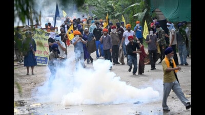 Protesters during a face off with police on the Sector 51-52 dividing road. (Ravi Kumar/HT) Protesters during a face off with police on the Sector 51-52 dividing road. (Ravi Kumar/HT)