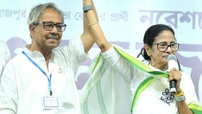 আশিস বন্দ্যোপাধ্যায়ের মর্মান্তিক মৃত্যুর ঘটনায় তোলপাড় শুরু হয়েছে বঙ্গ রাজনীতিতে। আশিস বন্দ্যোপাধ্যায়ের মর্মান্তিক মৃত্যুর ঘটনায় তোলপাড় শুরু হয়েছে বঙ্গ রাজনীতিতে।