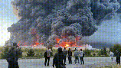 Visuals show huge columns of black smoke billowing into the sky after a Ukrainian drone strike sparked a fire at a Wildberries warehouse in Podolsk, (X) Visuals show huge columns of black smoke billowing into the sky after a Ukrainian drone strike sparked a fire at a Wildberries warehouse in Podolsk, (X)