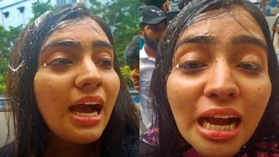 ১৫ আগস্ট দক্ষিণ কলকাতার আশুতোষ কলেজে জাতীয় পতাকা উত্তোলনের কর্মসূচিতে গিয়েছিলেন কালীঘাটপন্থী তৃণমূল নেত্রী উপাসনা চৌধুরী ১৫ আগস্ট দক্ষিণ কলকাতার আশুতোষ কলেজে জাতীয় পতাকা উত্তোলনের কর্মসূচিতে গিয়েছিলেন কালীঘাটপন্থী তৃণমূল নেত্রী উপাসনা চৌধুরী