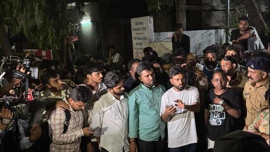 CJP founder Abhijeet Dipke joins protest as candidates flag glitches during Bombay HC’s online clerk typing test
