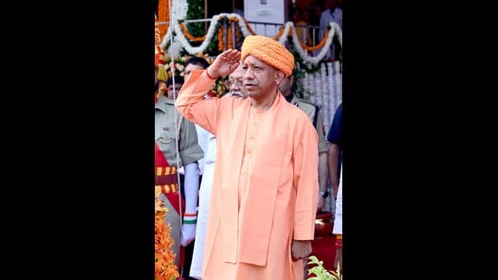 After hoisting the national flag at his official residence (5, Kalidas Marg), he paid tribute to national heroes and brave warriors who laid down their lives for the country. (Ht photo)