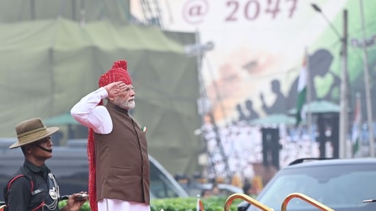 Prime Minister Narendra Modi inspects the guard of honour during the Independence Day celebrations at the Red Fort. (HT Photos)