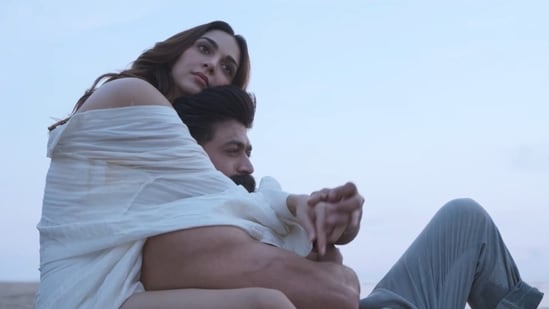 Kiara Advani and Yash in a still from Tabaahi song from Toxic.